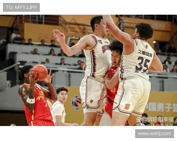 足球队员在CBA看球视频：两项运动迷的共鸣时刻